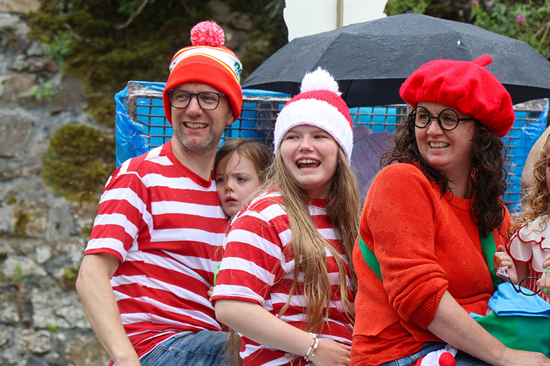 Pobl wedi gwisgo fyny yn ystod gorymdaith Gwyl Felin