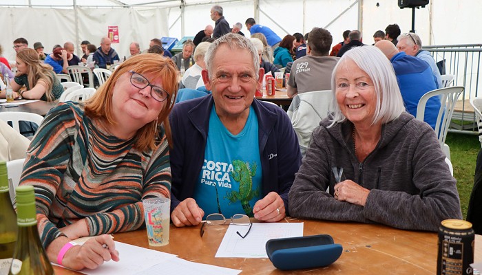 3 People playing the quiz
